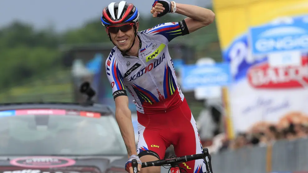 Zakarin celebra su victoria en el Giro de Italia