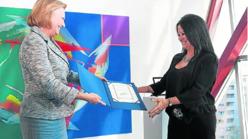 Luisa Fernanda Rudi entrega el Premio de las Letras Aragonesas 2014 a Magdalena Lasala.