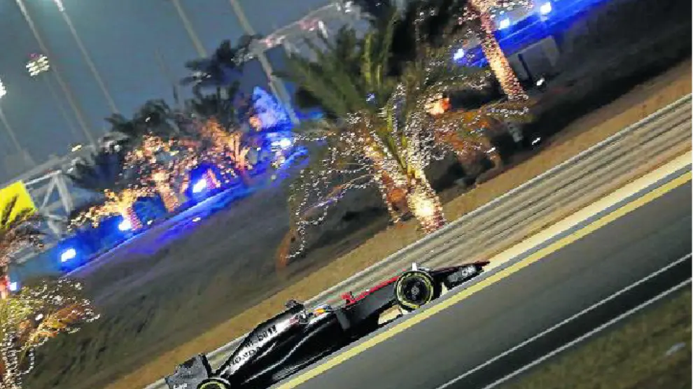 El español Fernando Alonso (Mclaren), en la segunda sesión de entrenamientos libres en Bahréin.