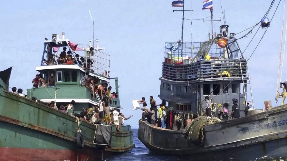 Inmigrantes indocumentados bangladesíes y rohinyás en aguas de Malasia