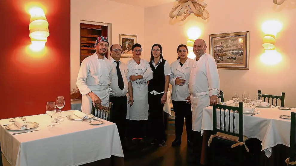 Iván Maza, primero por la derecha, con su equipo del restaurante Neguri.