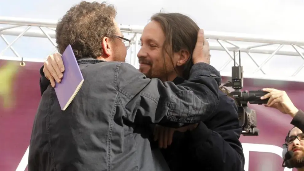 El secretario general de Podemos, Pablo Iglesias y su padre Javier Iglesias, en una imagen de archivo.