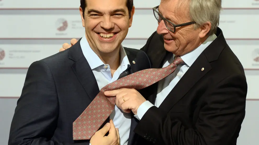 Alexis Tsipras bromea con Juncker