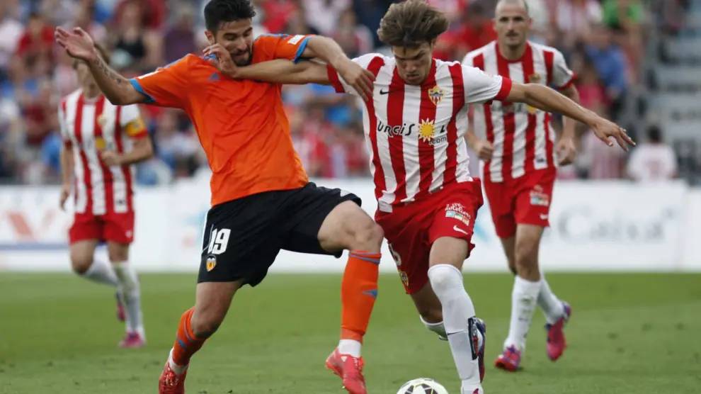 Sebastián Dubarbier, defensa del Almería y Antonio Barragán, del Valencia, durante el partido de la jornada 38 de la Liga BBVA