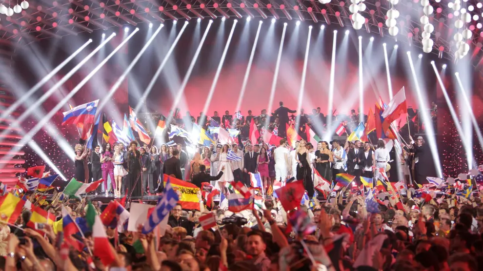 Los finalistas sobre el escenario de la Gran Final del 60 aniversario del Festival de Eurovisión.