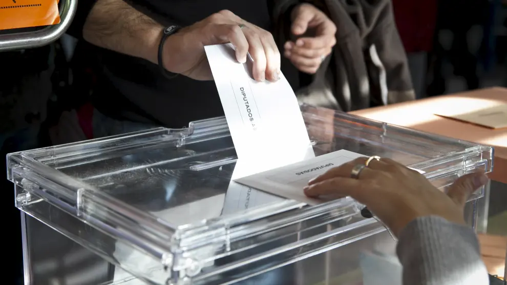 Un votante introduce la papeleta en la urna, en las elecciones de 2011