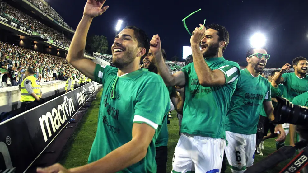 Los jugadores del Real Betis Balompié celebran el ascenso a Primera División.