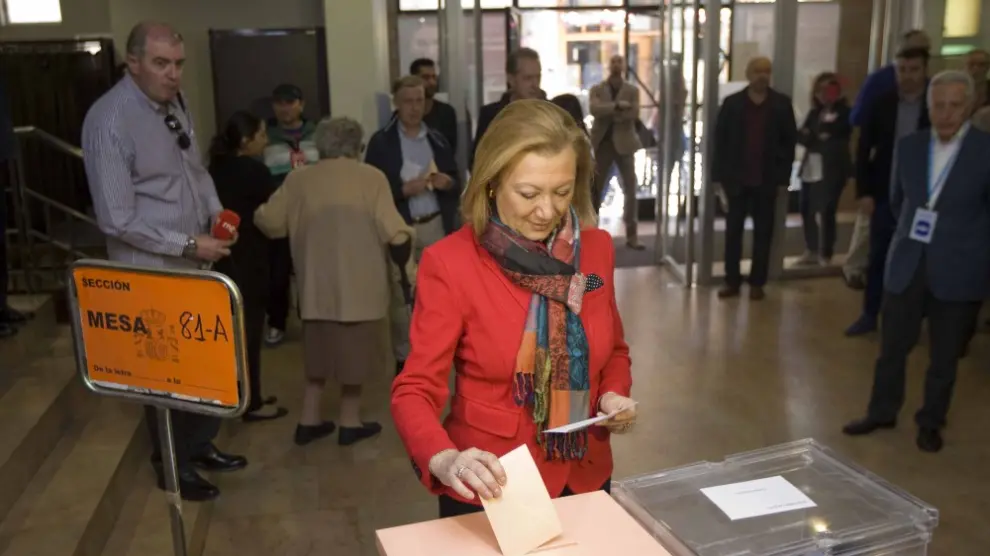 Los candidata del Partido Popular, Luisa Fernanda Rudi, votando este domingo.
