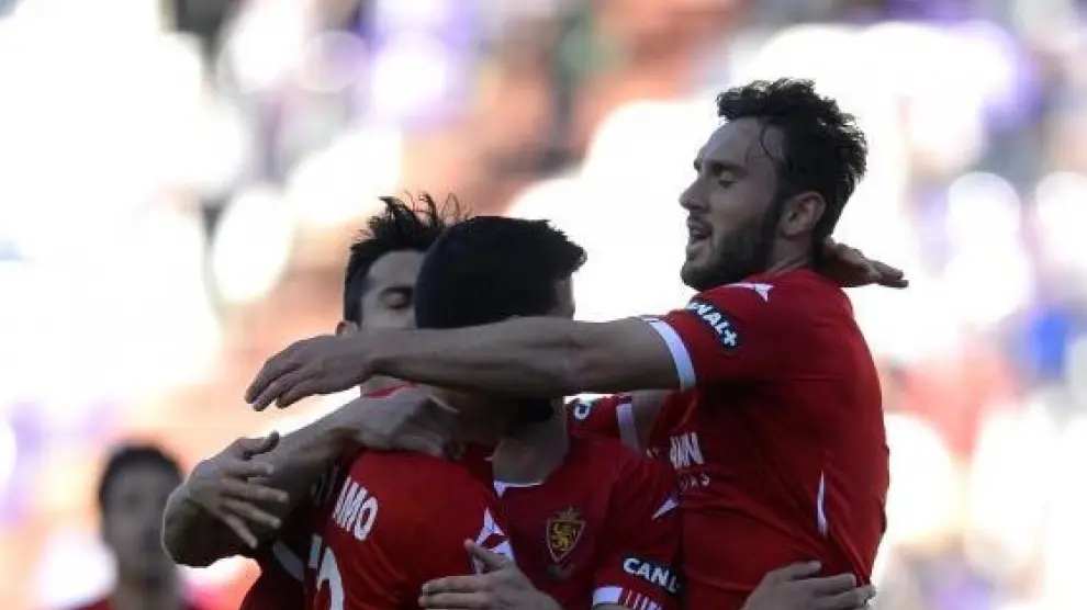 Los jugadores del Real Zaragoza celebran la victoria