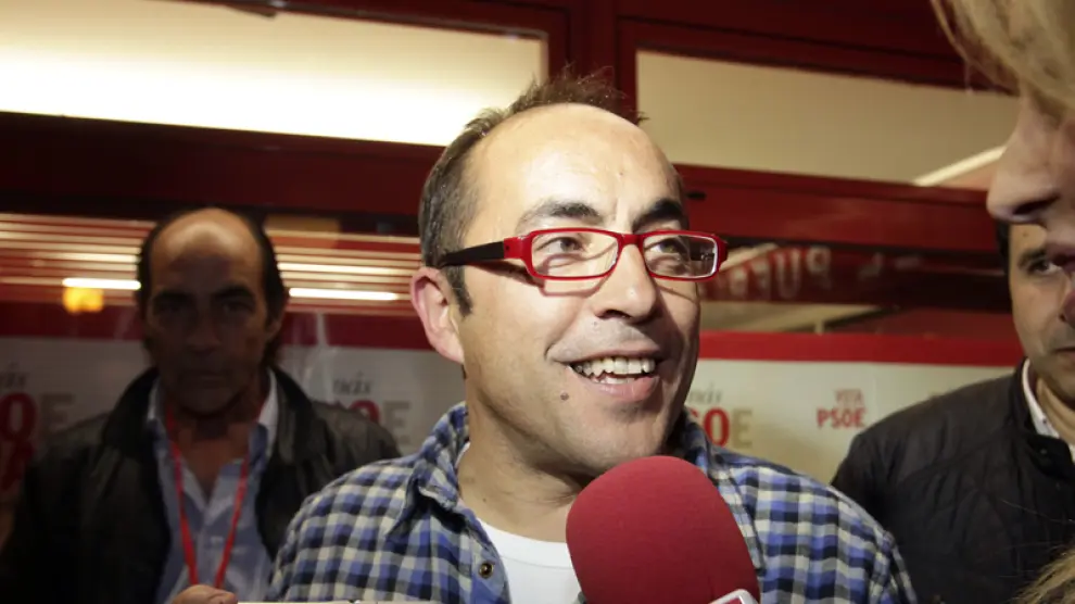 Luis Rey, durante el festejo de la victoria del PSOE en las urnas
