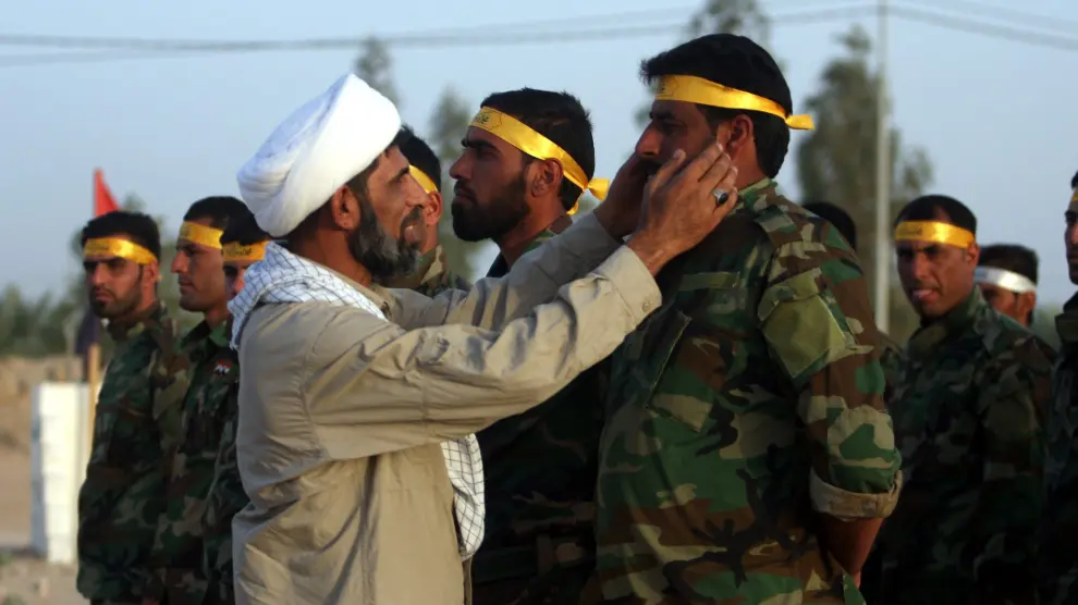 Integrantes de la milicia chiíta iraquí Kitab al-Abbas participan en un entrenamiento con las fuerzas armadas