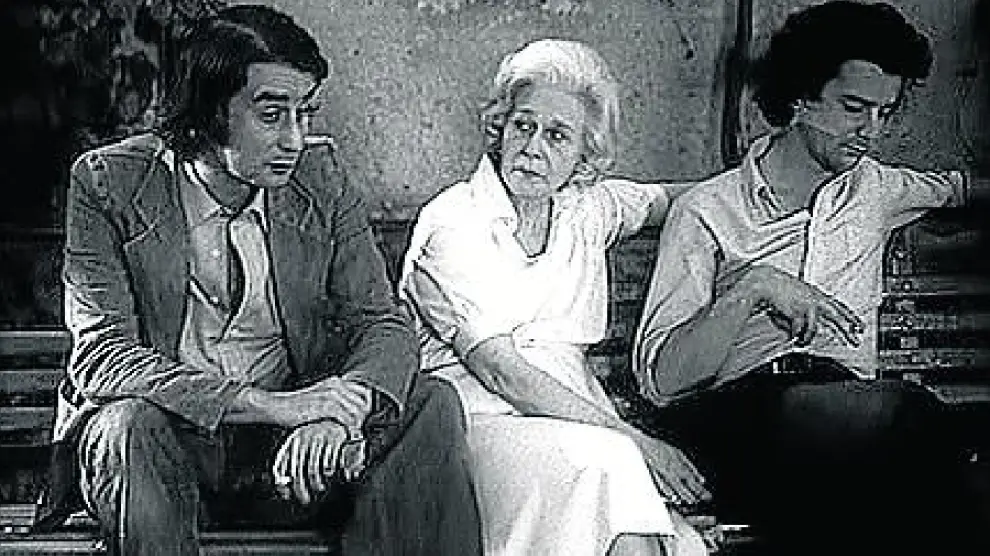 Felicidad Blanc y su familia: en 'El desencanto' con sus hijos Leopol-do María y Michi. Al lado, con su marido Leopoldo Panero y su hijo mayor Juan Luis.