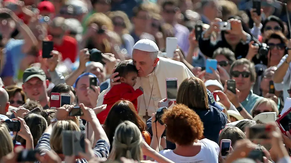 El papa Francisco este miércoles saludando a los fieles en la plaza de San Pedro