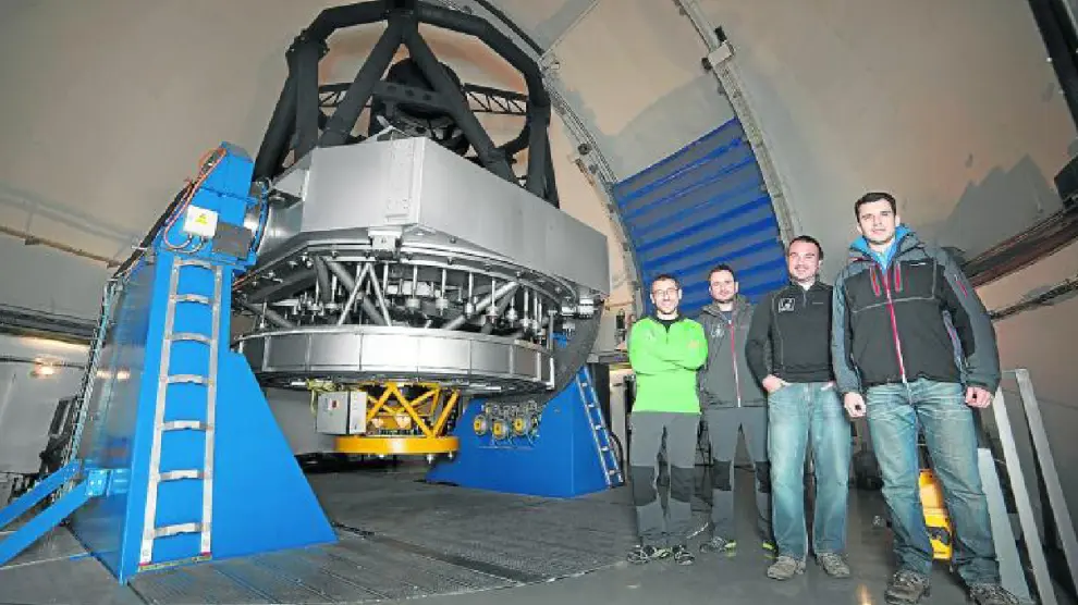 Investigadores del Centro de Estudios de Física del Cosmos de Aragón (Cefca), junto al telescopio JST (Javalambre Survey Telescope) o T250.