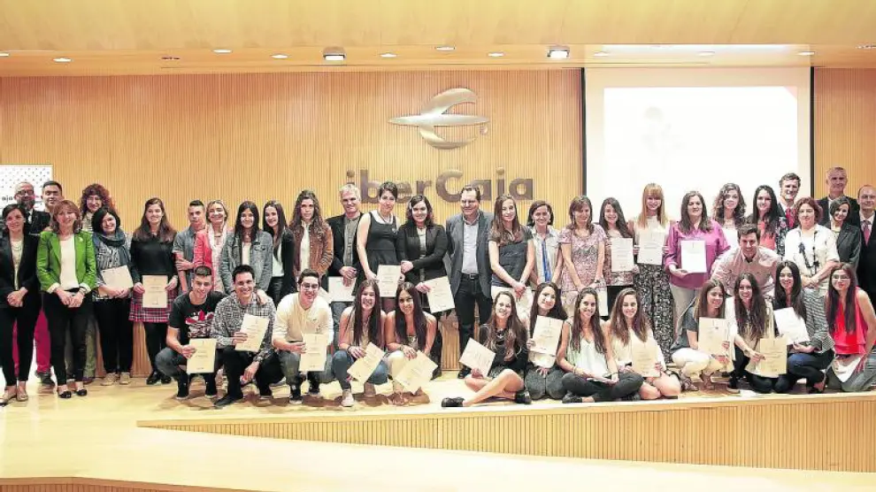 Los alumnos ganadores, junto a sus profesores, miembros del jurado y organizadores, tras la entrega de premios en Ibercaja Patio de la Infanta.