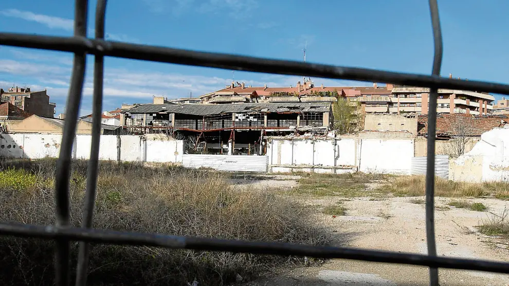 En el polígono de las harineras, en el centro de Huesca, hay naves en ruina que deben derribarse.