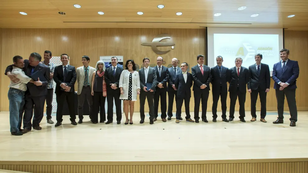 Los ganadores, los finalistas y los organizadores de los premios 'Aragón, empresa y futuro', tras la entrega de distinciones celebrada ayer en la sala Roja de Ibercaja. oliver duch