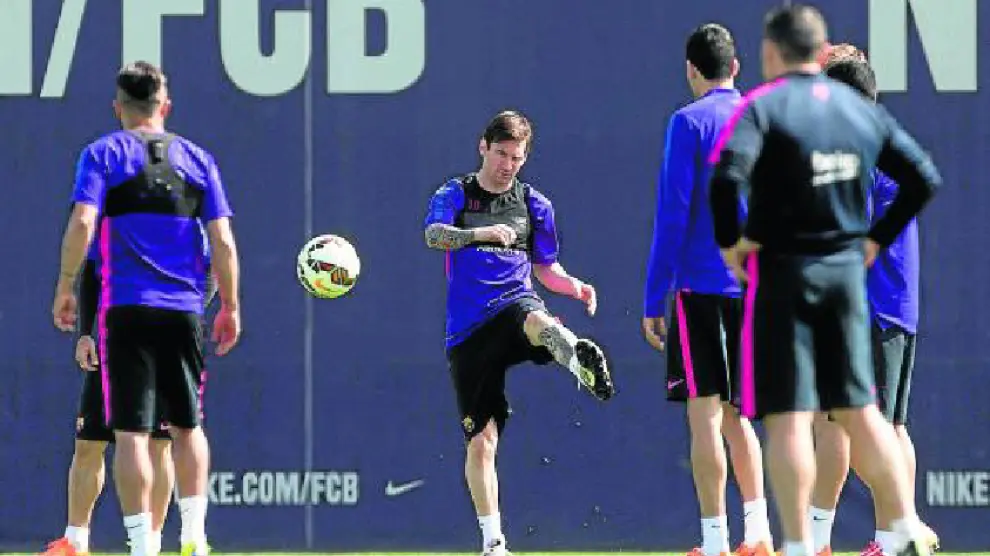 Los jugadores del Barcelona, durante el entrenamiento de ayer en la Ciudad Deportiva Joan Gamper.