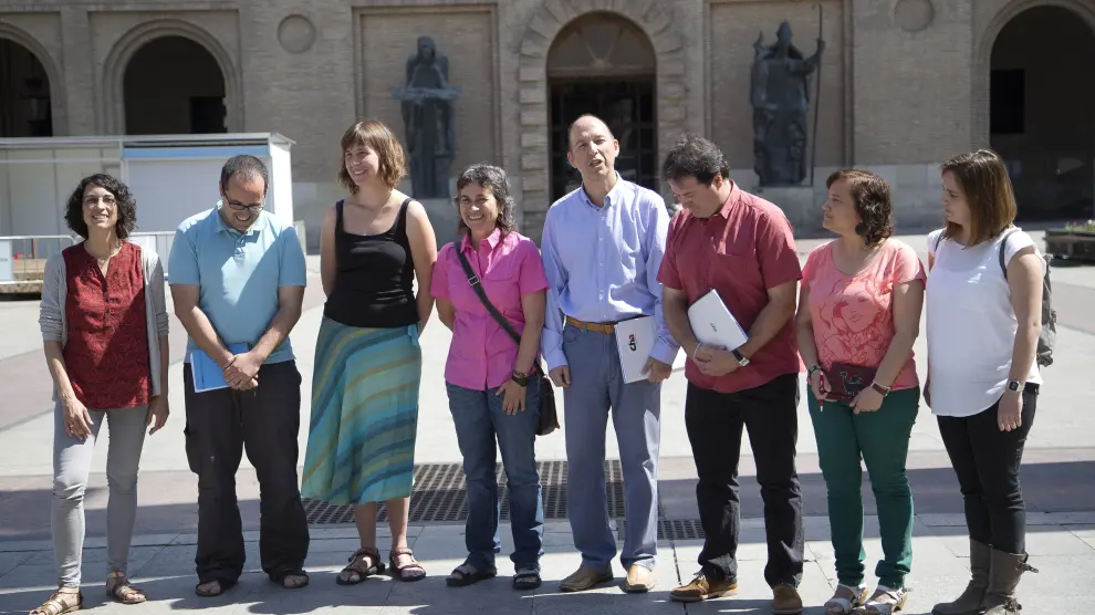Zaragoza en Común y CHA negocian en plena plaza del Pilar la investidura de Santisteve