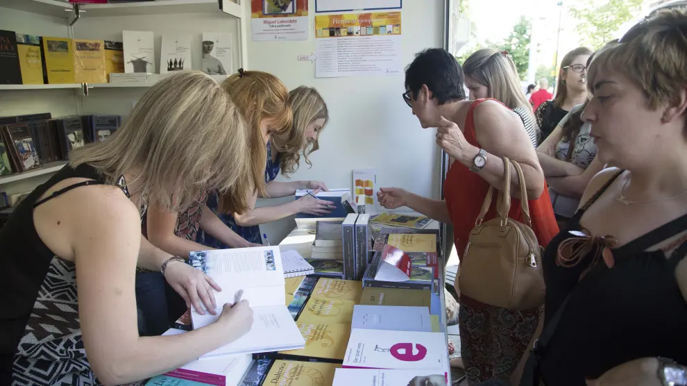 Firma de ejemplares del libro 'Pon proteína en tu mesa', en la plaza de Aragón de Zaragoza.
