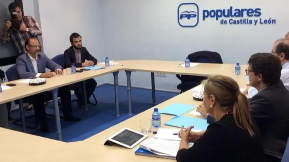 La reunión, que ha durado menos de una hora, se ha desarrollado en la sede del PP de Castilla y León