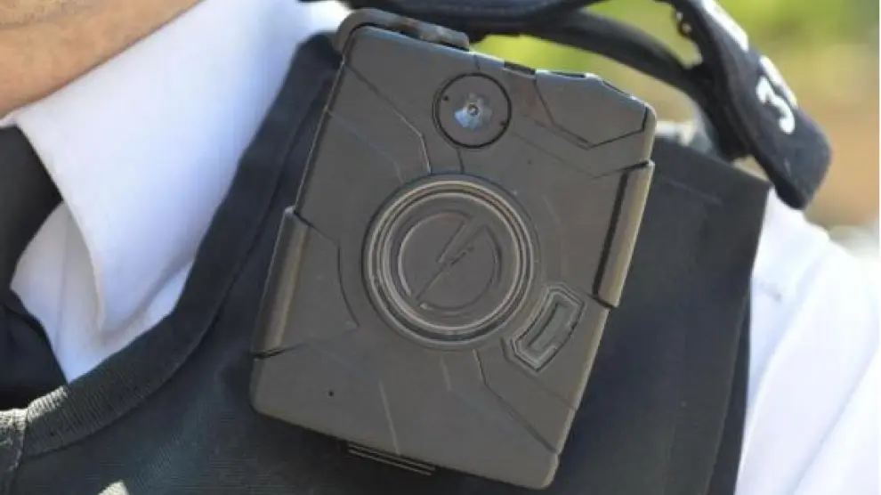 Policías equipados con cámaras de vídeo en el uniforme