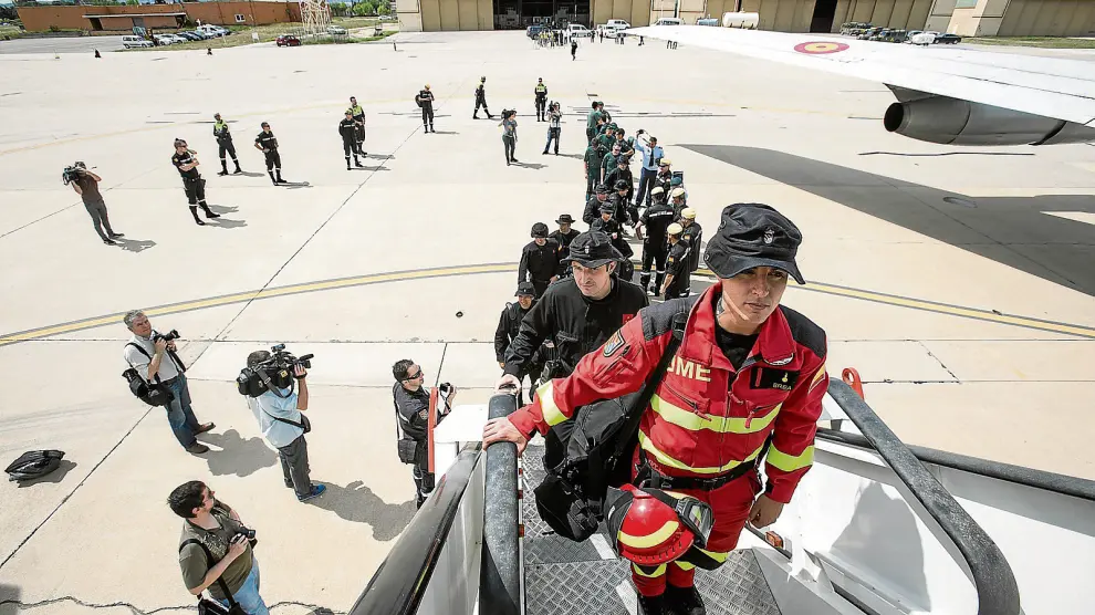 Los militares acceden al avión de la Fuerza Aérea Española, en los hangares de la Base de Zaragoza, poco antes de la una de la tarde.