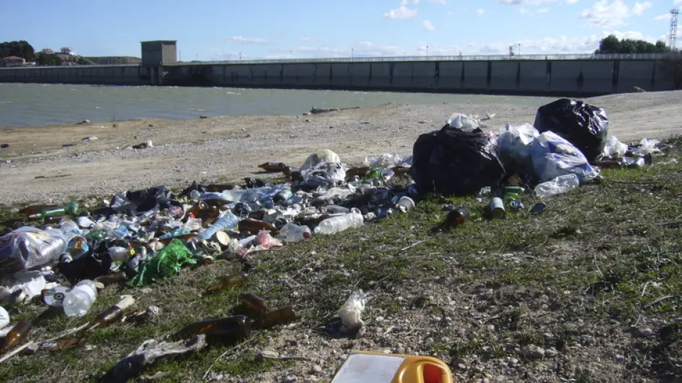 Toneladas de basura se acumulan a las orillas