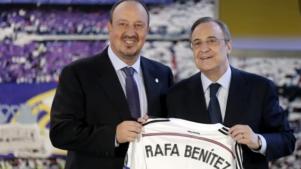 El entrenador madrileño Rafa Benítez (i), acompañado por el presidente del Real Madrid, Florentino Pérez (d), durante su presentación como nuevo técnico del equipo blanco.