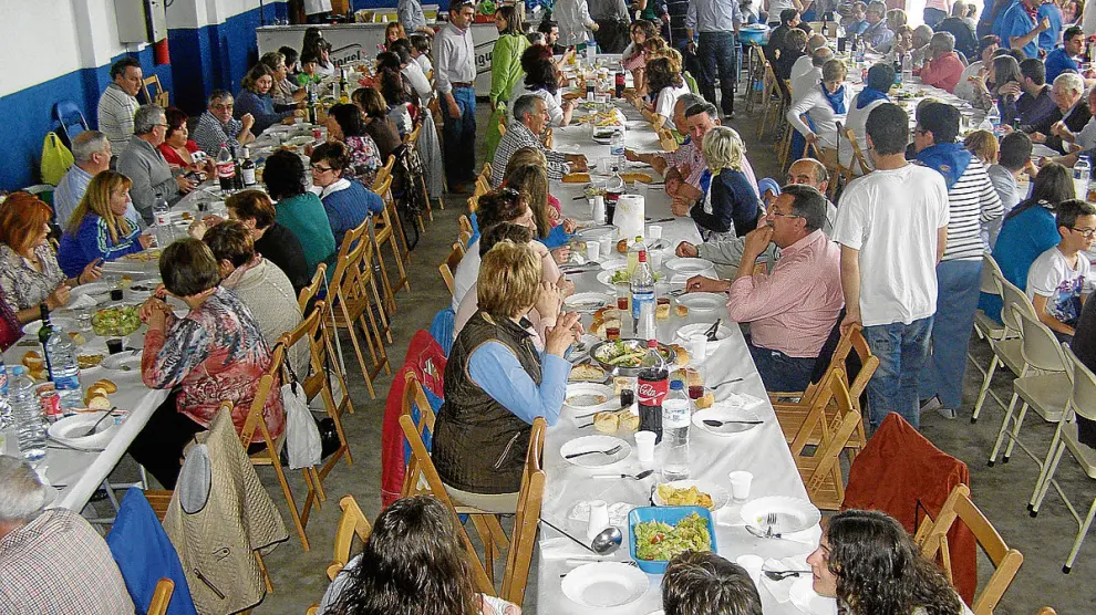 Alrededor de 250 personas comieron garbanzos y cordero guisado en el pabellón. nora bermejo