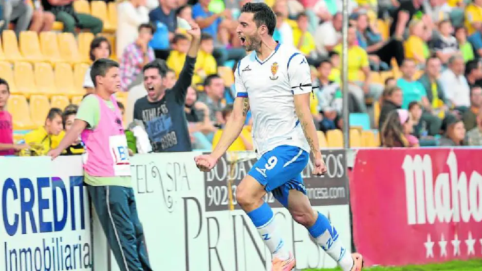 Borja Bastón celebra un gol al Alcorcón.