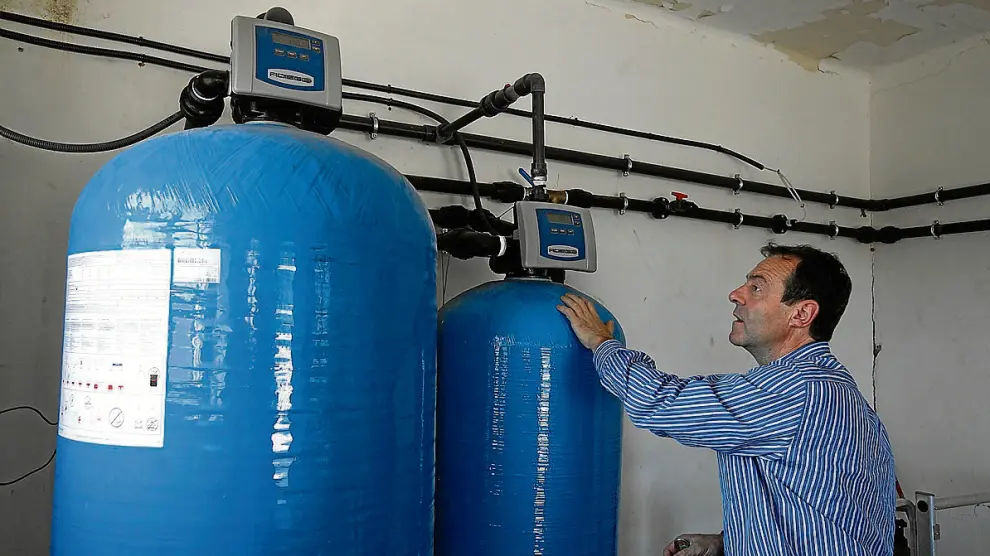 El alcalde de Almudévar con los filtros de carbono en la planta de la pedanía de Artasona.