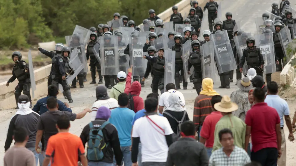 Miembros del Movimiento Guerrero Popular cargan contra la Policía en Guerrero.
