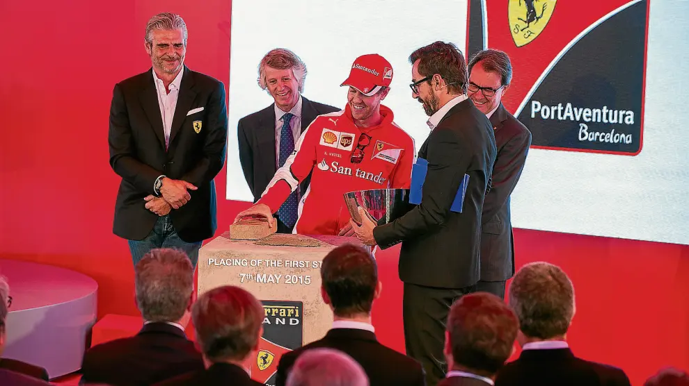 El piloto de Fórmula 1 Sebastian Vettel se encargó de poner ayer la primera piedra de la construcción de Ferrari Land en Port Aventura.