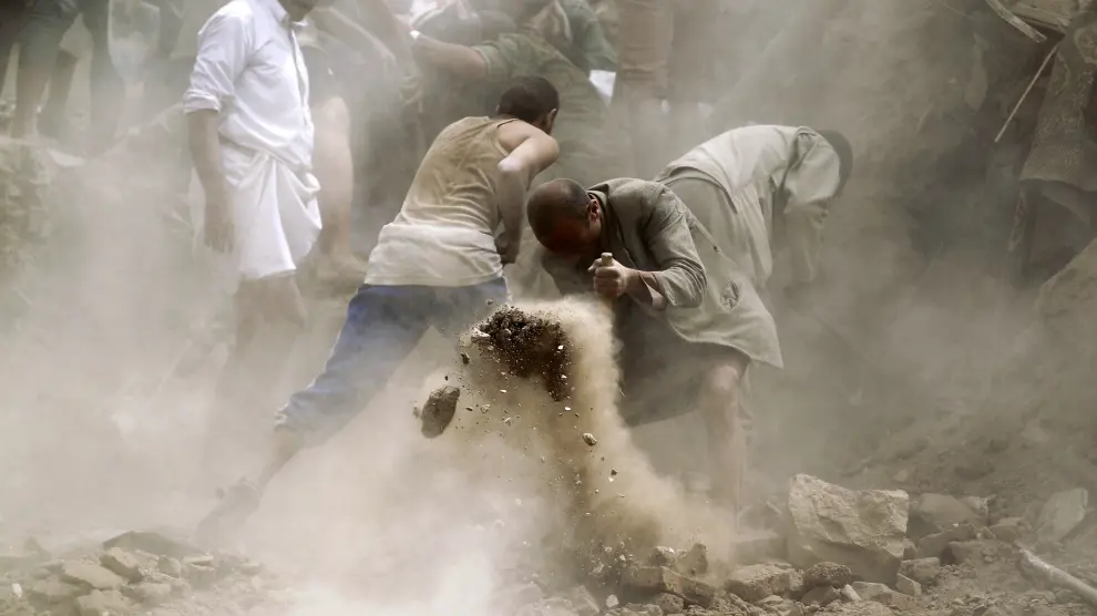 Escombros y supervivientes en Saná.