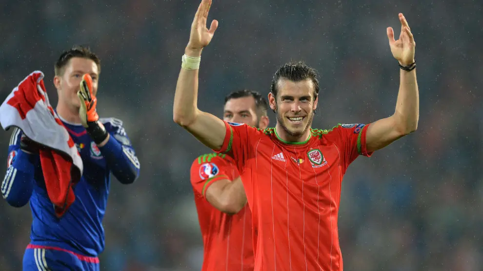 Un gol de Gareth Bale impulsó a Gales al liderato del grupo B