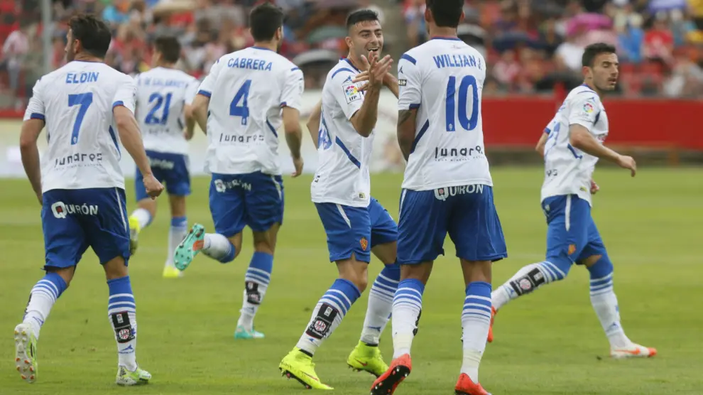 Los jugadores del Real Zaragoza celebran un gol