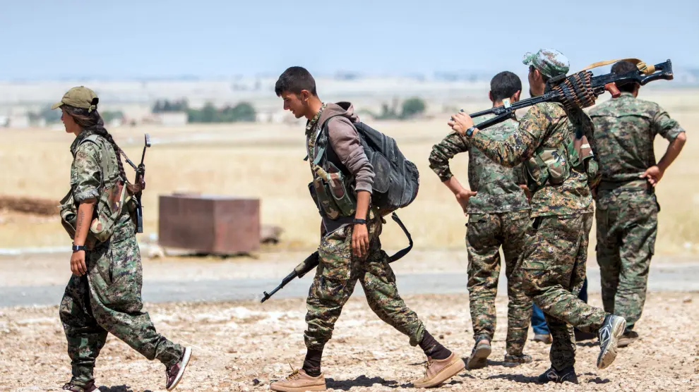 Los kurdos expulsan a yihadistas del EI de una importante población en el norte de Siria