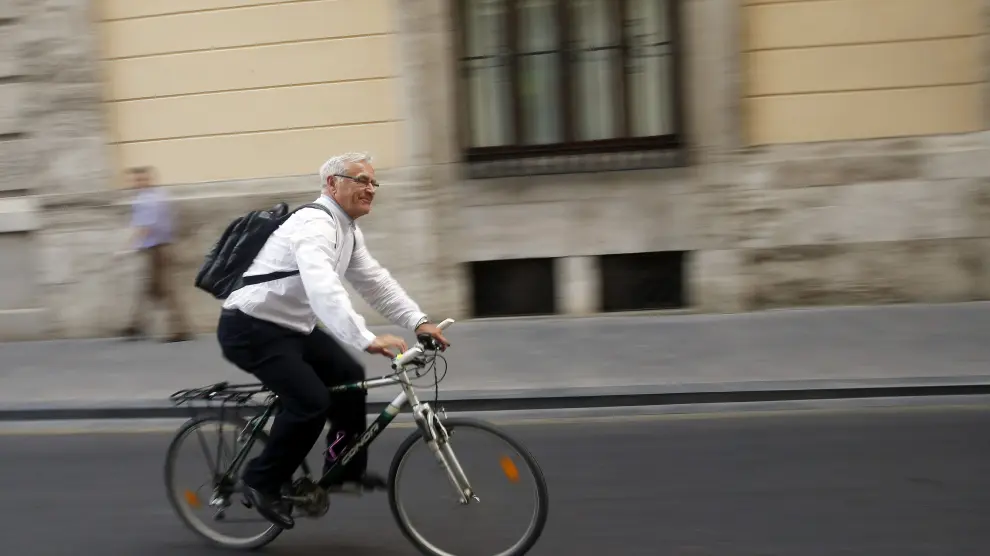 Joan Ribó (Compromís), sale con su bicicleta del Ayuntamiento en su primer día laborable