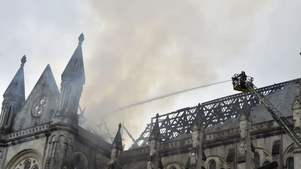 Incendio en la cubierta de la basílica de Nantes