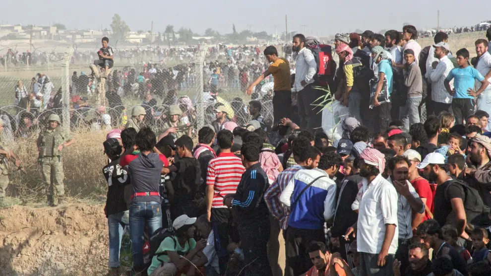 Miles de personas llegan a la frontera con Turquía huyendo de los combates del EI
