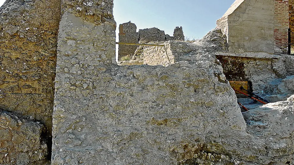 Los vestigios del torreón del castillo de Alfajarín, en primer plano.