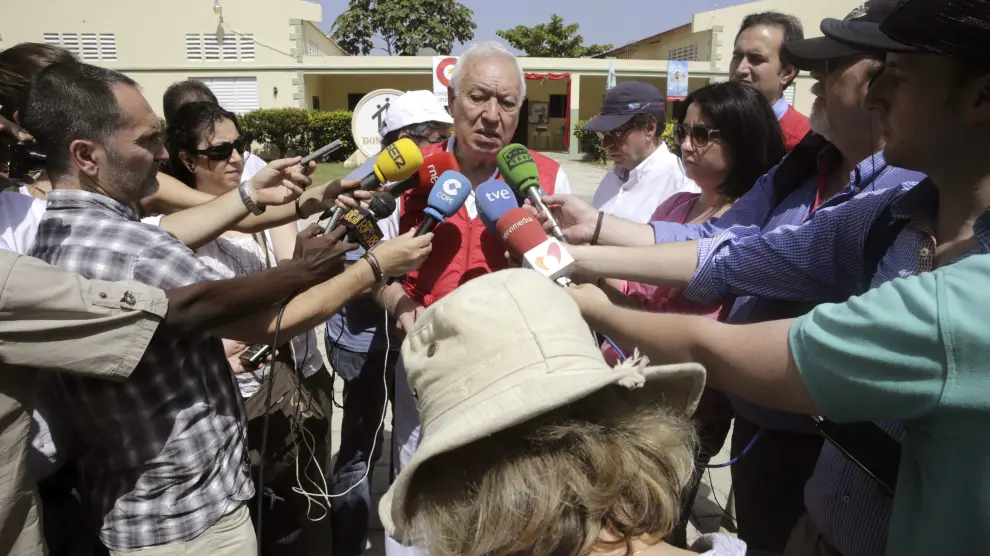 El ministro español de Asuntos Exteriores, García-Margallo atiende a los medios de comunicación en Puerto Príncipe.