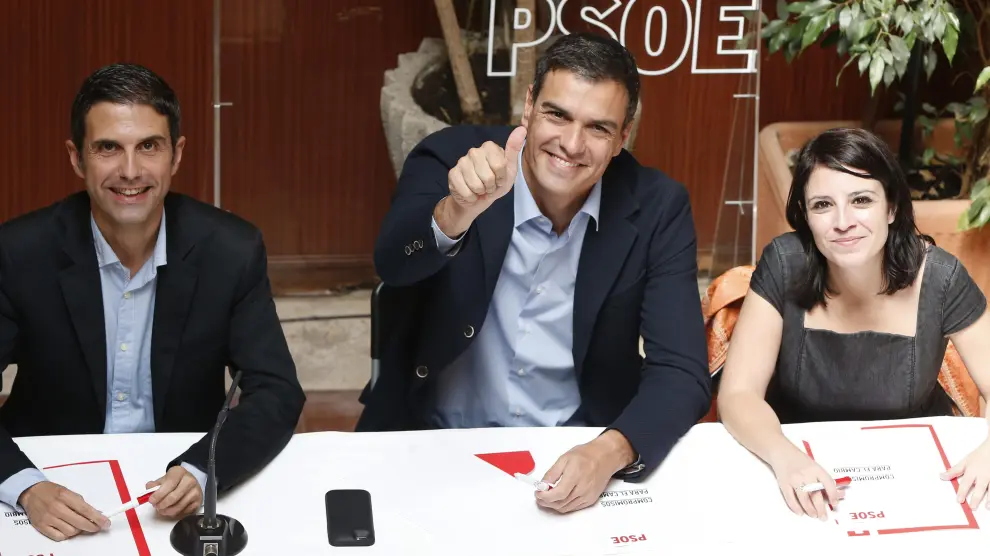 El secretario general del PSOE, Pedro Sánchez (c), junto al regidor de Alcalá de Henares, Javier Rodríguez Palacios (i), y la secretaria de Política Municipal socialista, Adriana Lastra (d)