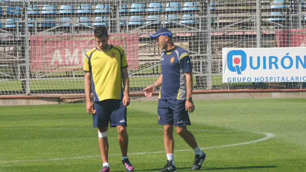 Popovic chara con Cabrera durante el entrenamiento