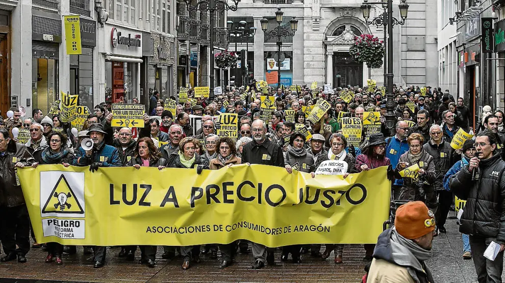 Manifestación ciudadana en febrero de 2014 en Zaragoza en demanda de una luz más barata.