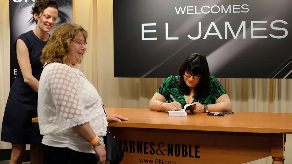 James firma una copia de su nuevo libro 'Grey' en una librería de Barns and Noble.