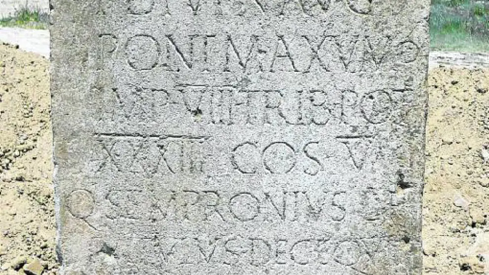La inscripción, al poco de ser encontrada durante las excavaciones.