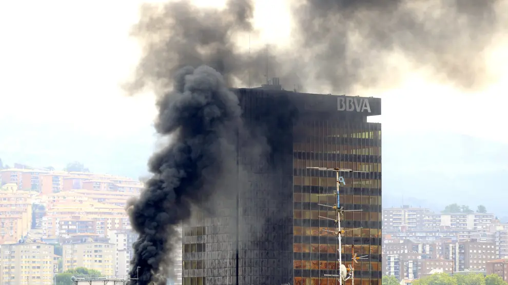 Un aparatoso incendio en El Corte Inglés de Bilbao obliga a desalojar el edificio.