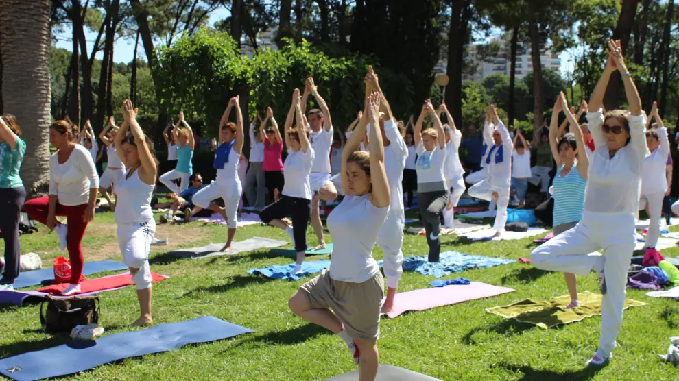 Un grupo de personas practicando yoga en Zaragoza.